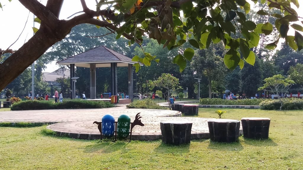 salah satu tempat untuk bersantai sembari menikmati suasana asri taman heulang