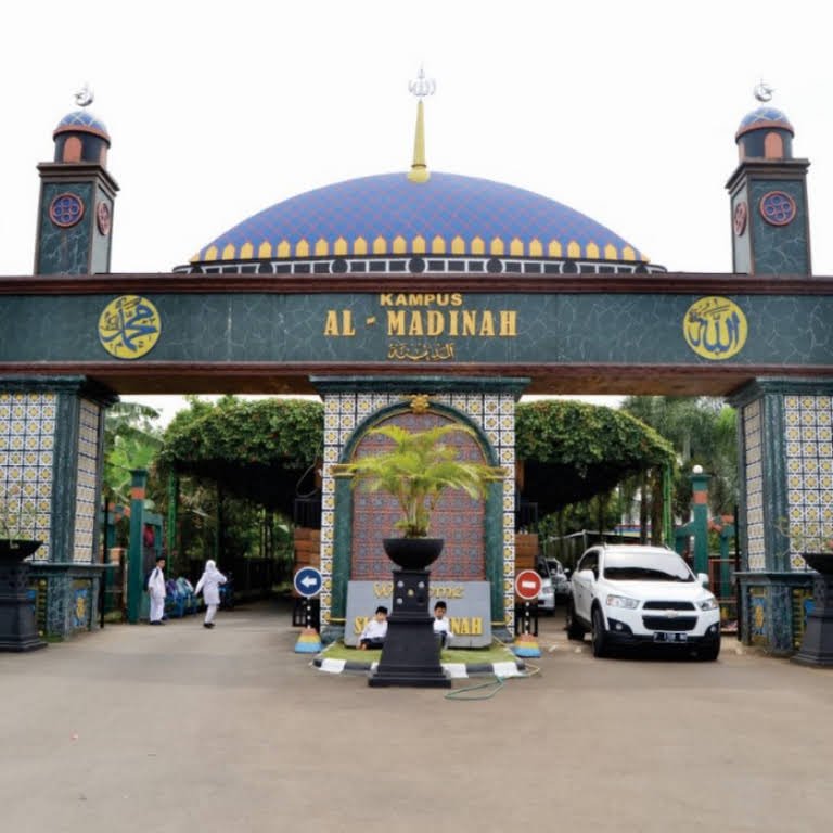 Sekolah Al Madinah Bogor  masjid