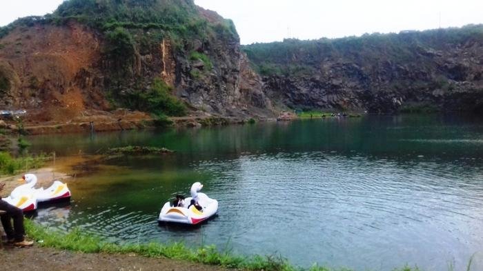 danau quarry dengan perahu