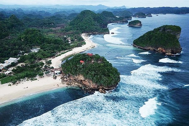 Pantai Teluk Asmara Eksotisme Pantai Raja Ampat Di Malang 