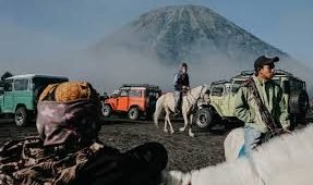 Wisata Gunung Bromo : Melihat Matahari dari Atas Gunung
