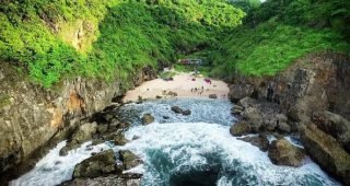 Wisata Pantai Wohkudu: Lokasi, Fasilitas, Daya Tarik & Harga Tiket